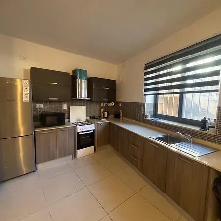 Cozy With Private Bathroom In * San Ġiljan